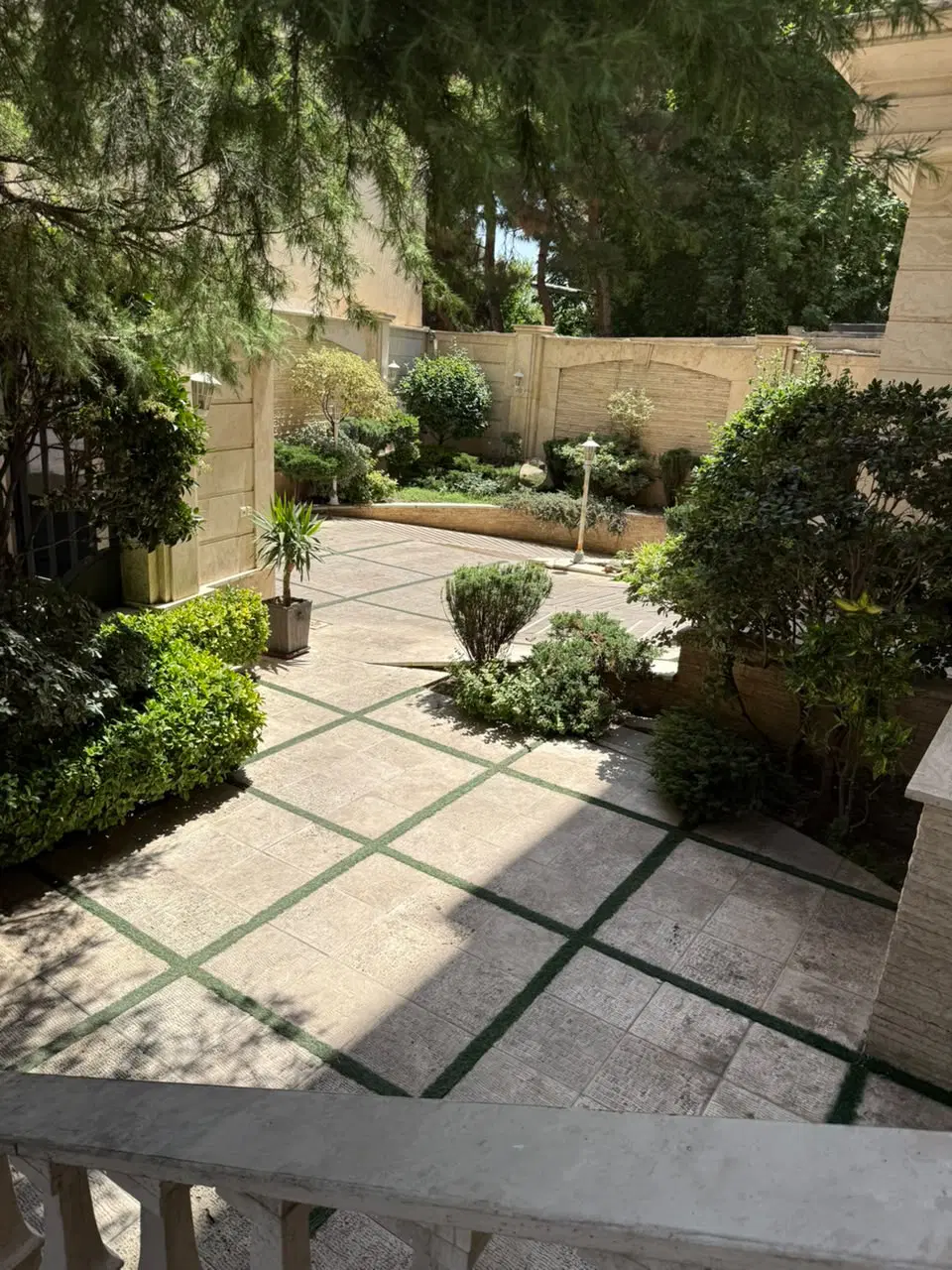ویلایی ۲۴۰ متر زمین ۱۴۰ متر بنای شیک ۳ خوابه