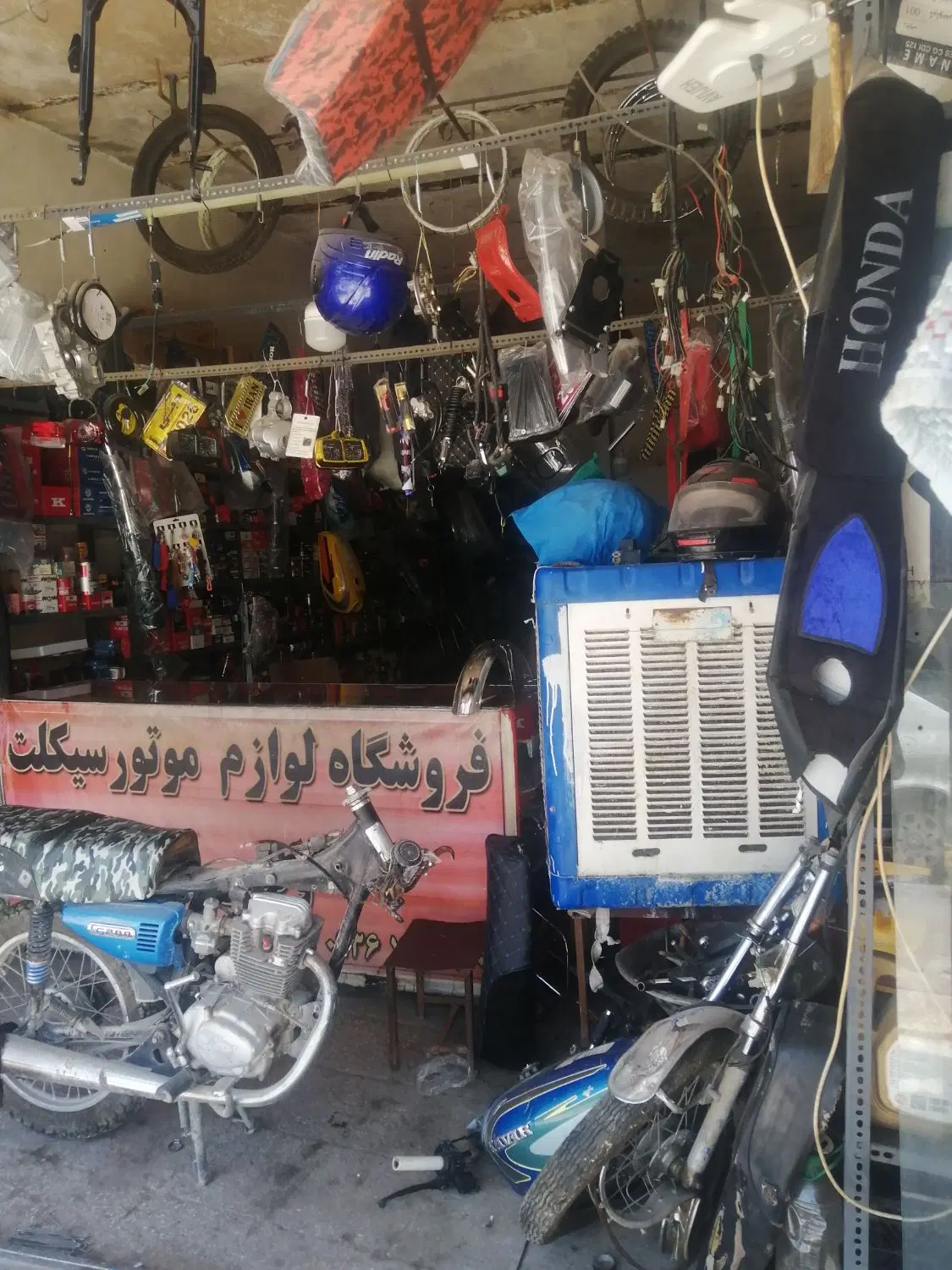 فروش 3 باب مغازه و واحد مسکونی