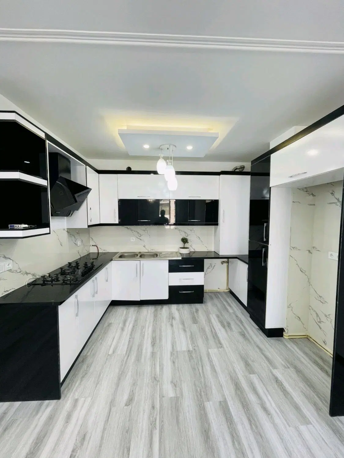 ۵۸متر دوخواب_سندتکبرگ_پارکینگ سندی_روبنما