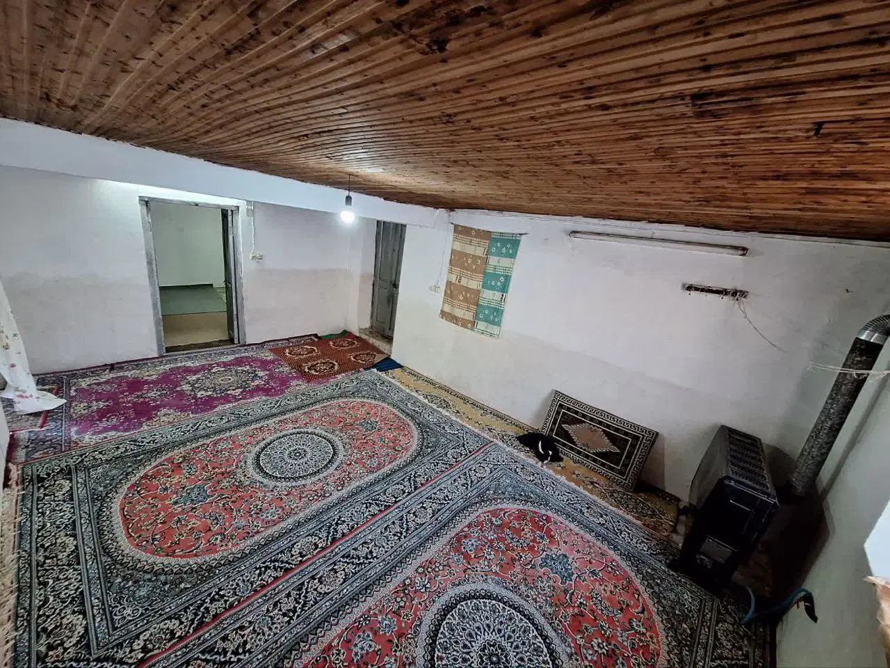 خانه بلوکی بر آسفالت با ویوی ابدی جنگل و رودخانه