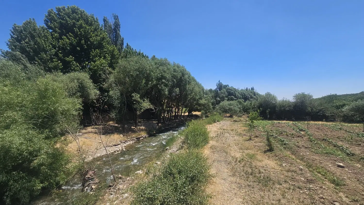زمین کنار رودخانه گلدشت