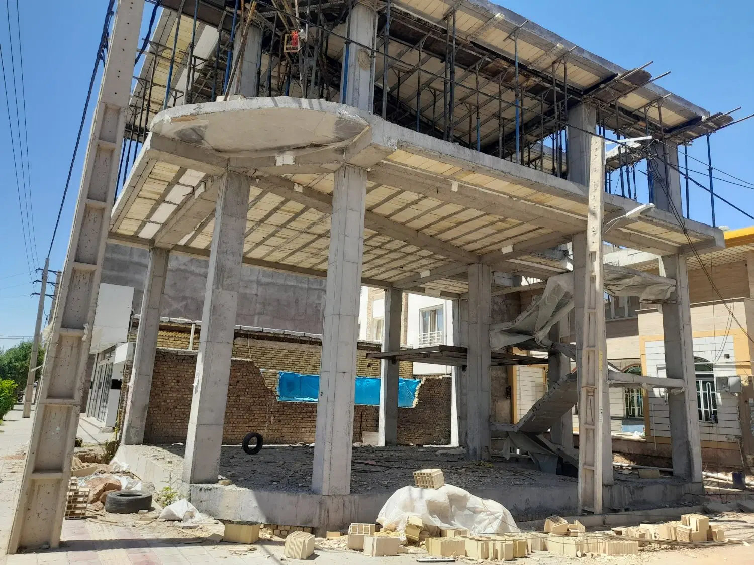 فروش ساختمان نصف کاره تجاری مسکونی
