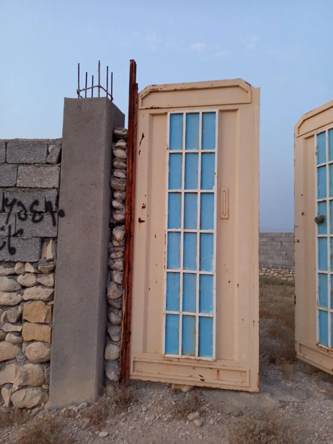 زمین دیوار کشی  همراه درب