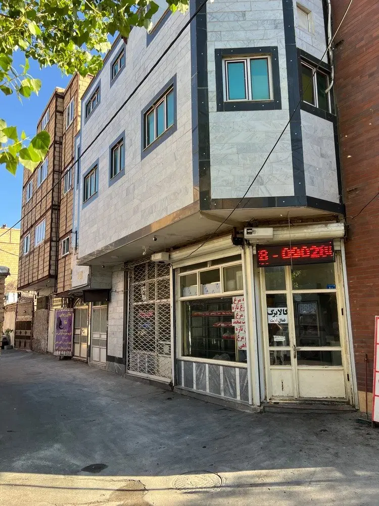 ۷۰ متر مسکونی با مغازه یکجا با سند مجزا