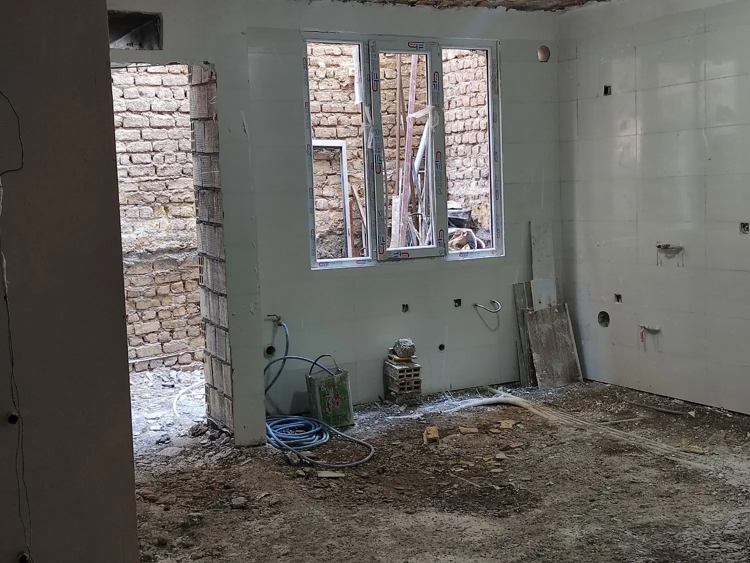 واحد 60 متری نیمه کاره