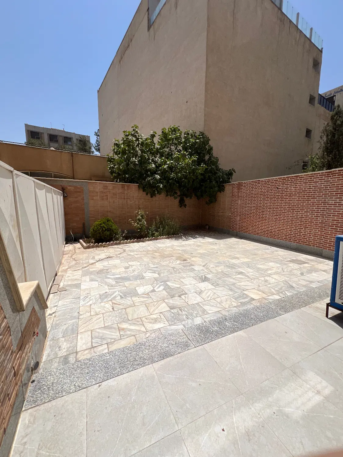 واحد ۱۰۴ متری با حیاط اختصاصی