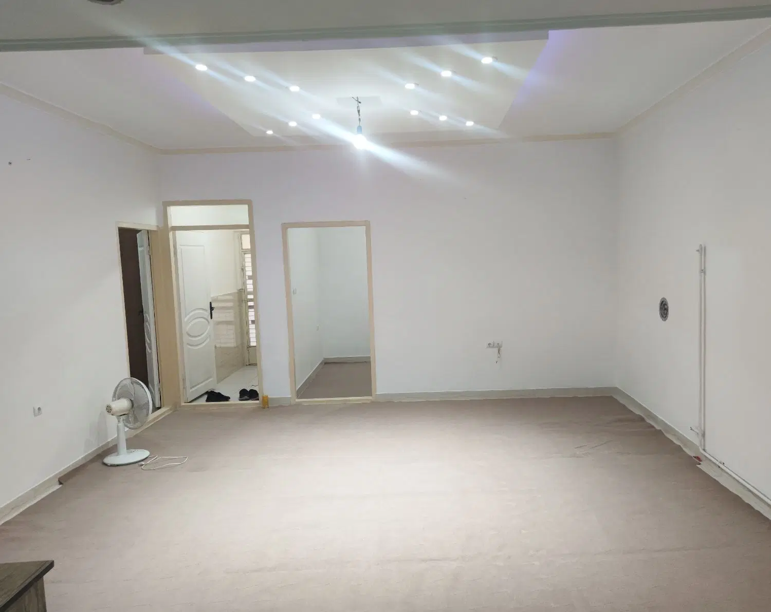 یک واحد همکف به اجاره داده میشود