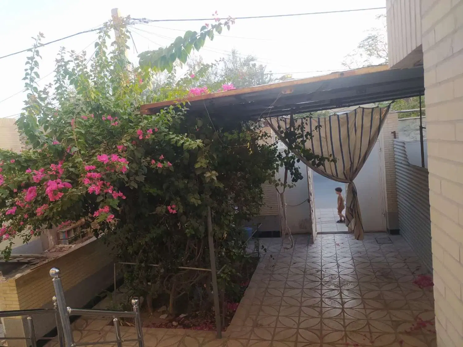 منزل مسکونی دو طبقه لب خیابان