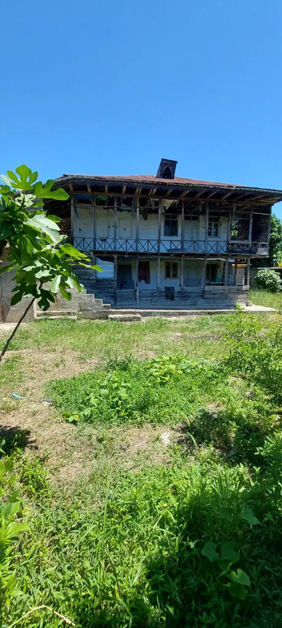 خانه روستایی به همراه زمین مسکونی