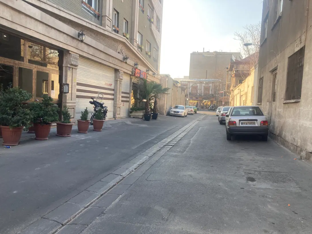 ۱۰۵۰متر مربع همکف تجاری ۲باب مغازه نوساز