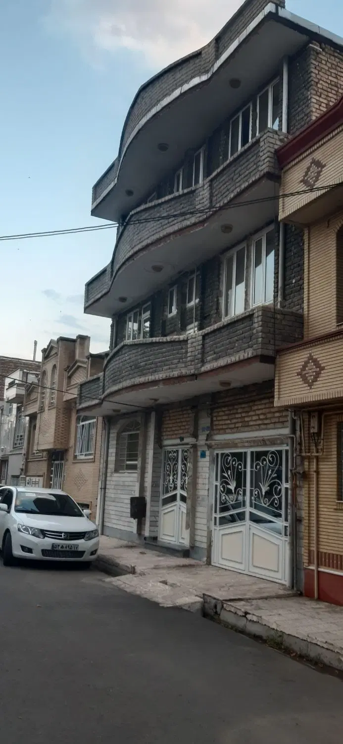 منزل مسکونی واقع در خیابان ولیعصر ۱۶ متری نوری