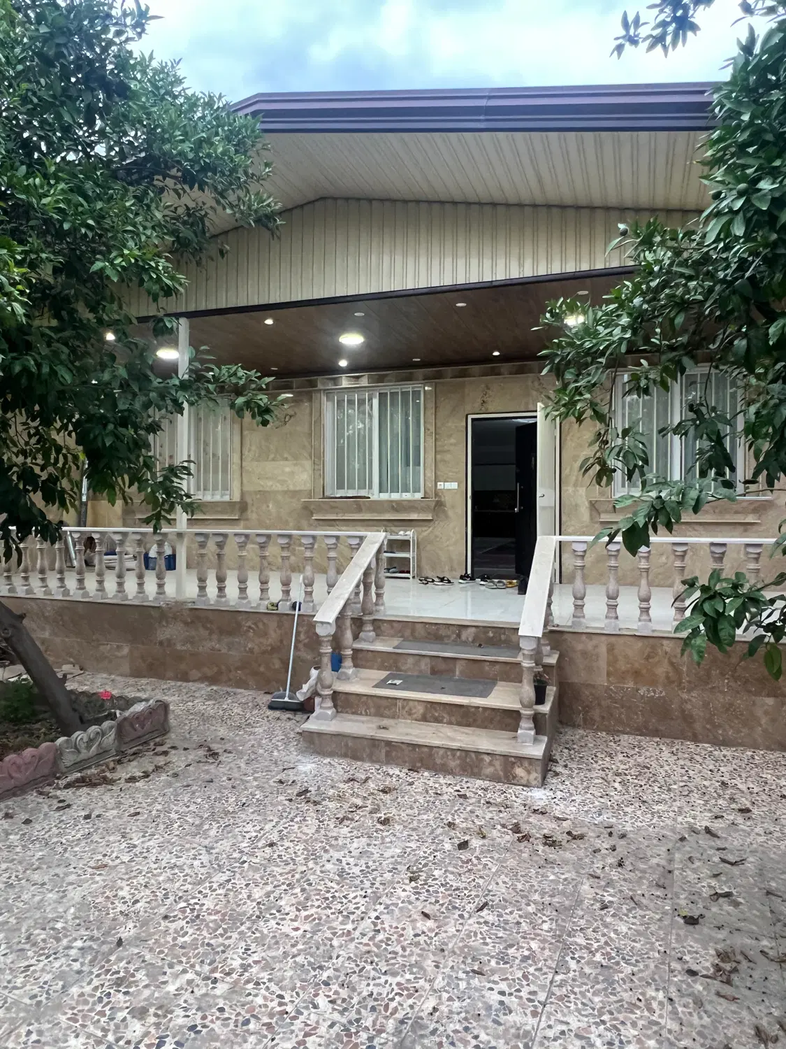 ۳۷۰ متر ویلای خوش ساخت با موقعیت عالی