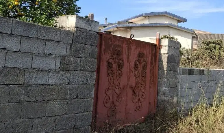 زمین چهار دیواری سند دار با کاربری مسکونی