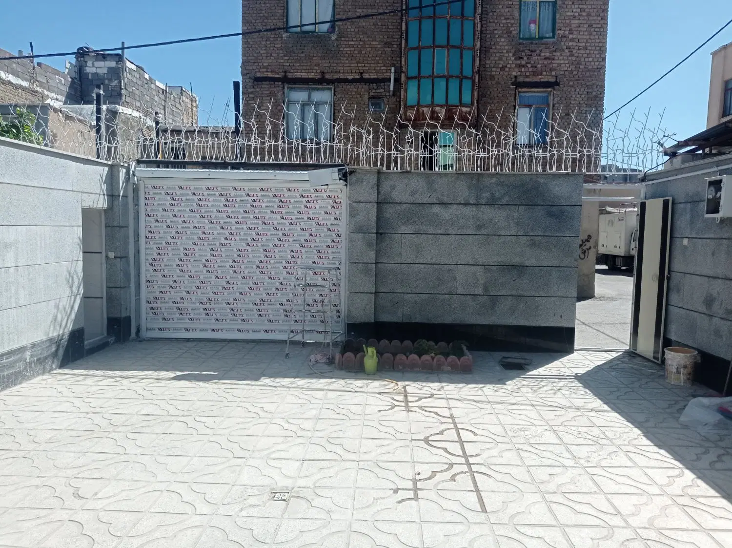 فروش خانه دربس به متراژ ۲۴۰ متر ۲ خواب حیاط دار