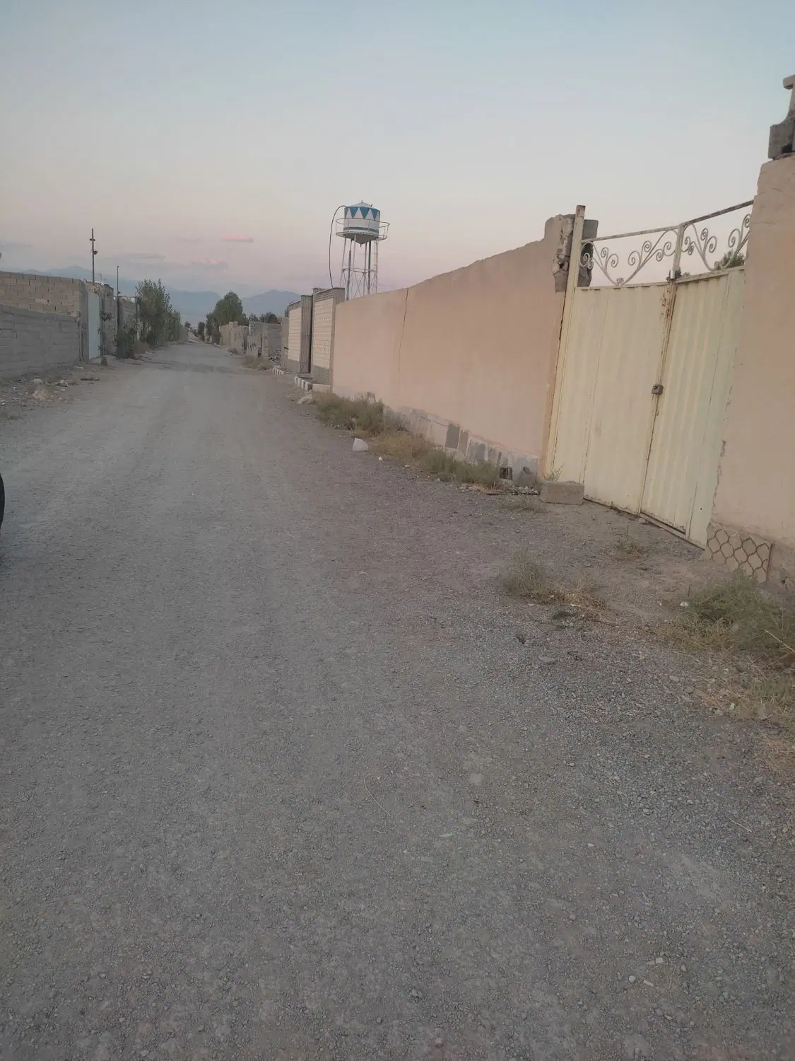 چهار دیواری  ۷۰۰متر ملک آباد