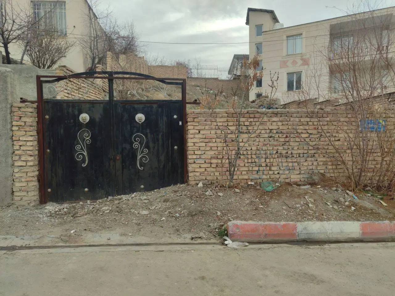 زمین به مساحت 307 متر مستطیل داخل بافت سند تک برگ