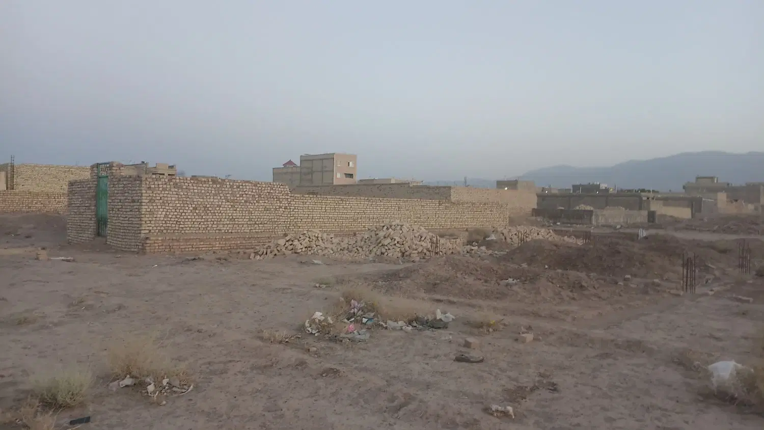 زمین فروشی