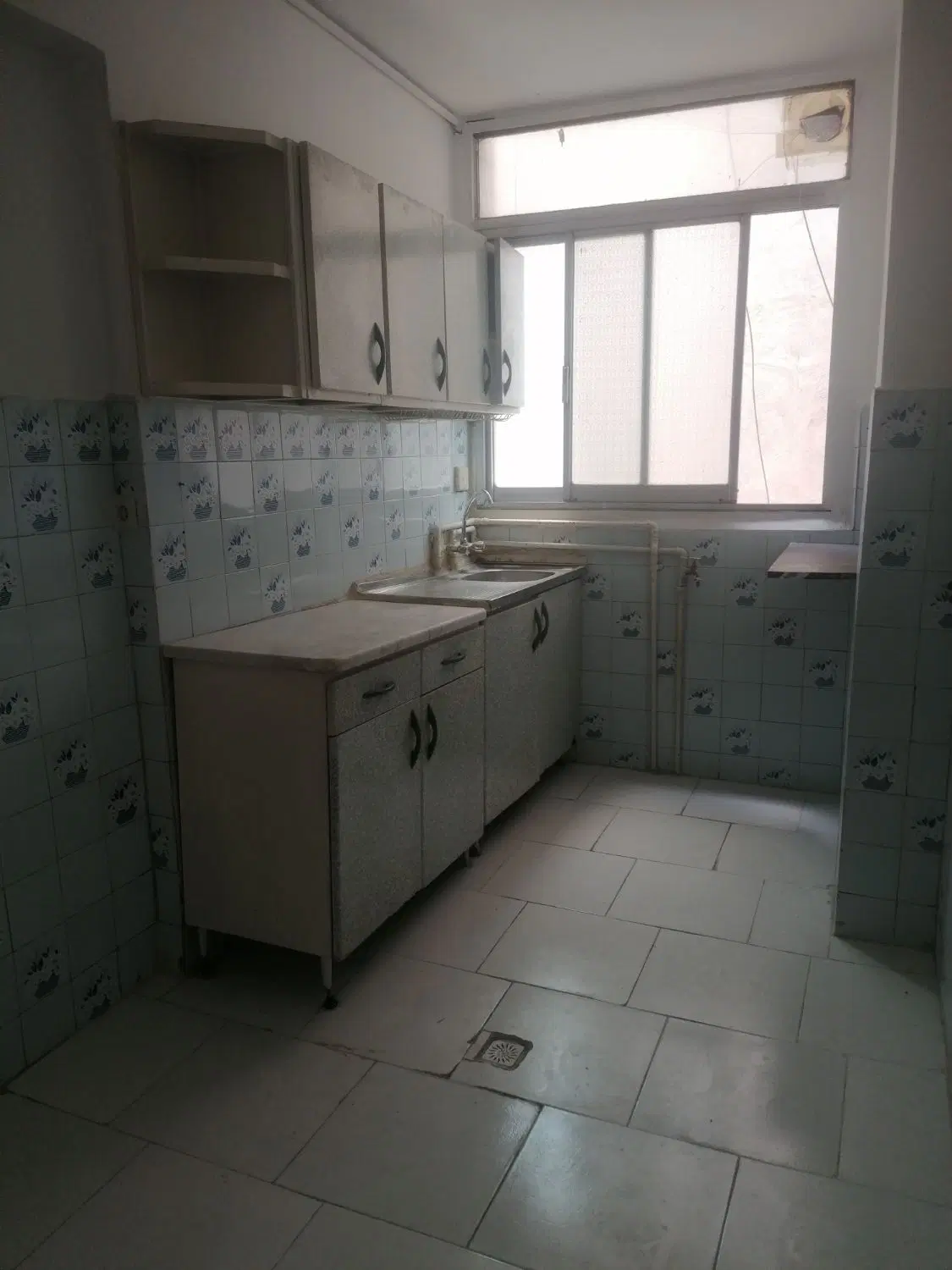 خانه اجاره ای دارای دواتاق در طبقه سوم