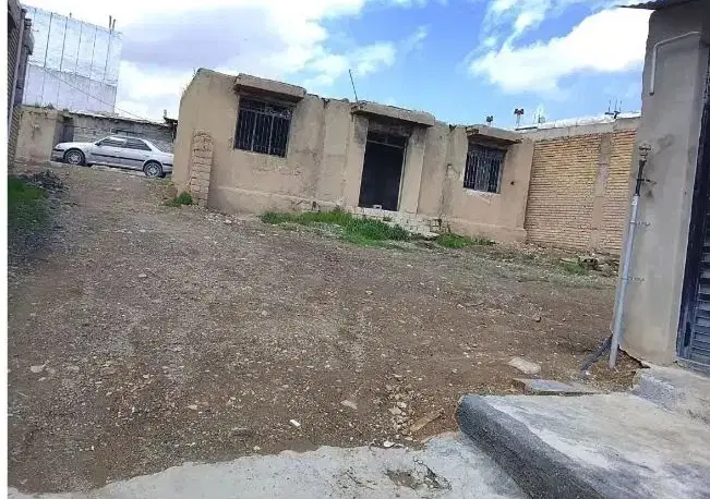 زمین خاک برداری شد  تک برک سند سبز