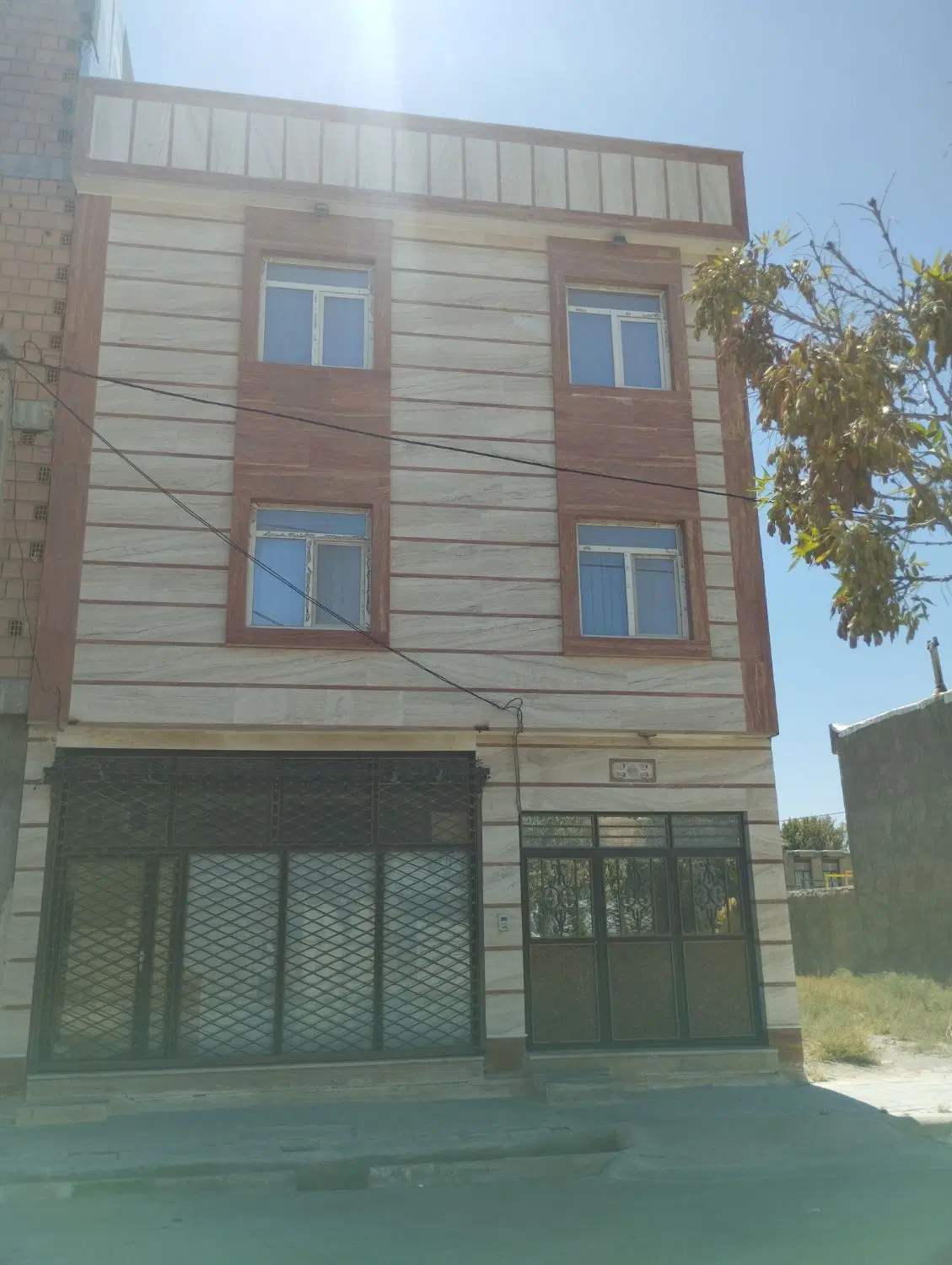 فروش تجاری مسکونی واقع در حاشیه چمران