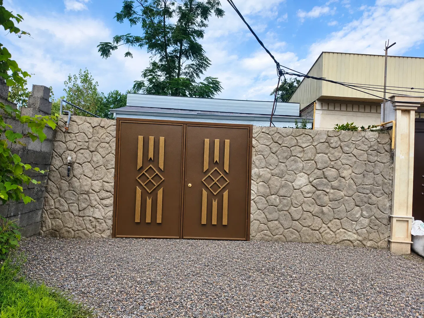 خانه ۱۳۰ متری با حریم اختصاصی، جکوزی و نمای تالاب