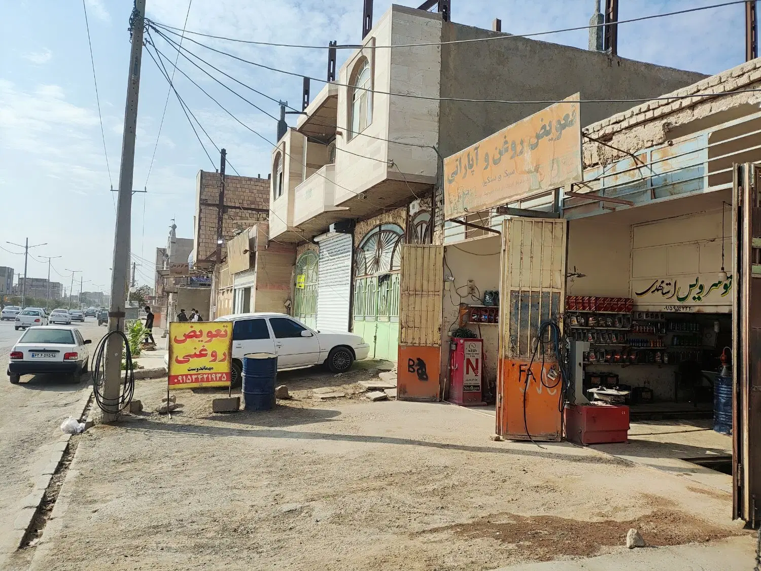 یک درب مغازه ۲۴ متری در خیابان اصلی