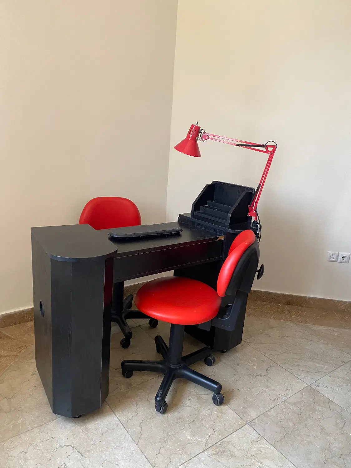 اجاره میزناخن و صندلی تخت مژه