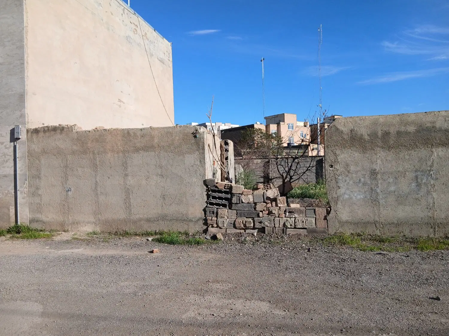 زمین پشت اداره پست