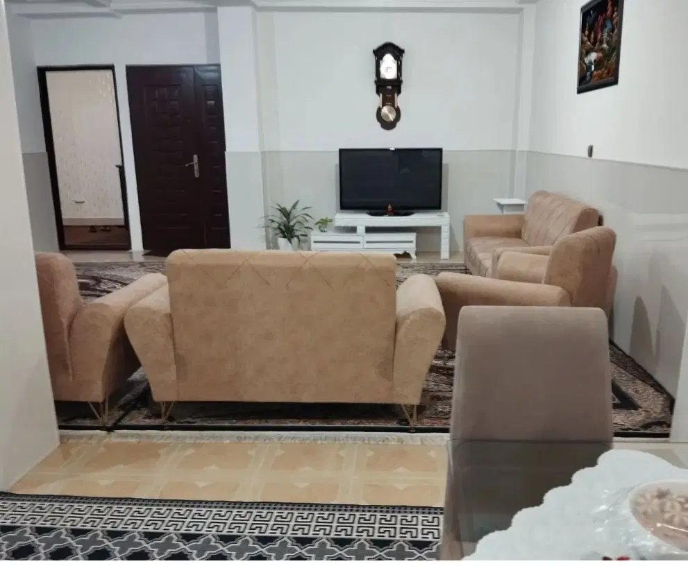 90 متری  ، معلم