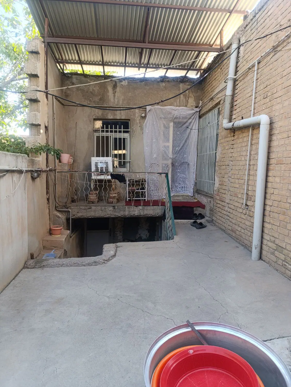 حیاط دربست وماشین رو
