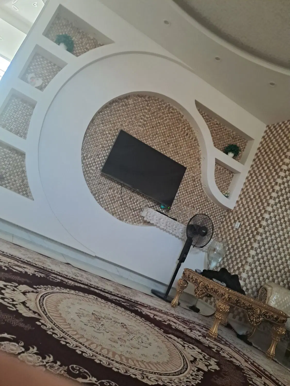 یک خانه همکف کرایه داده می شود