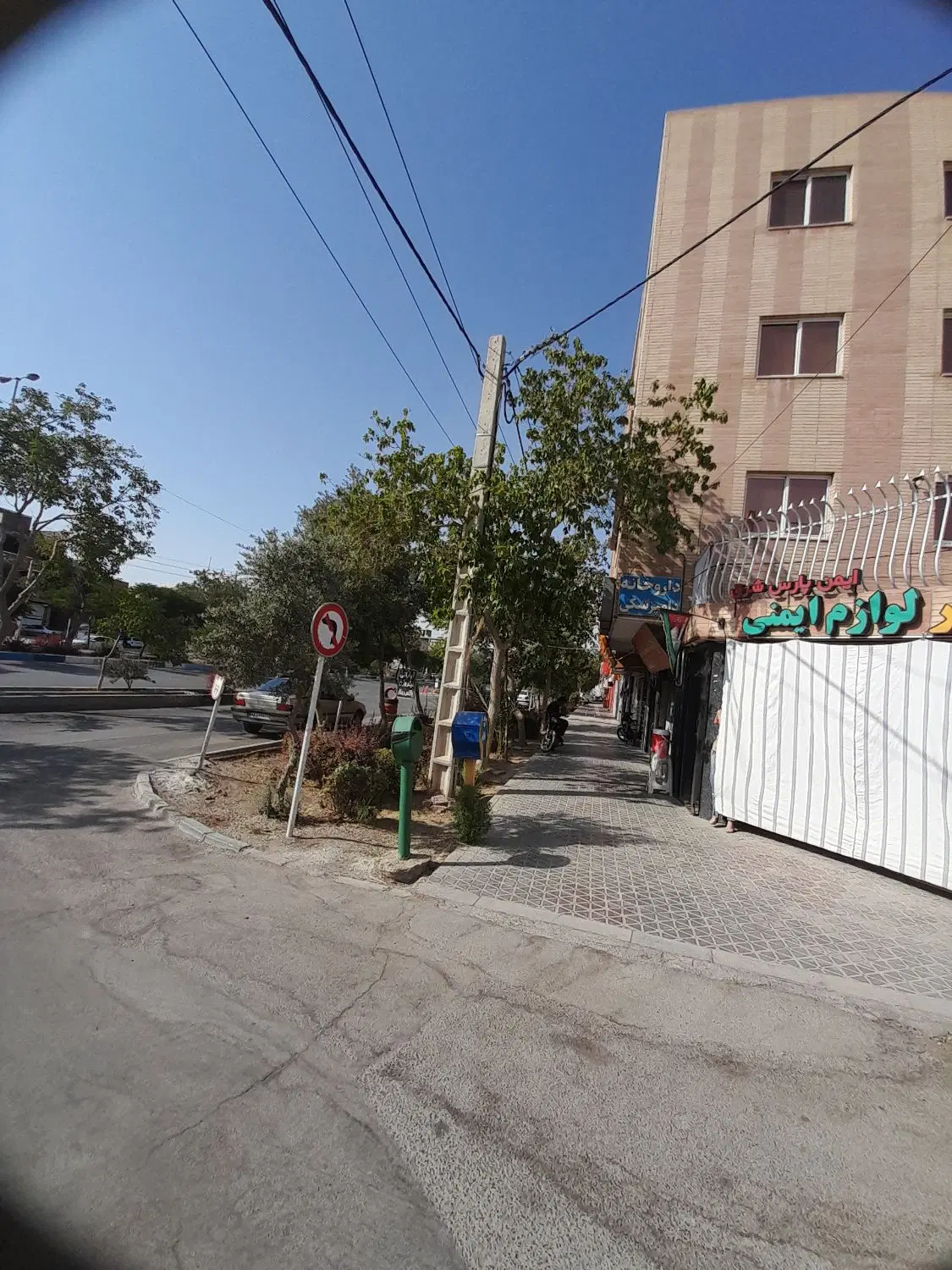 دفترکار بر ارغوانیه