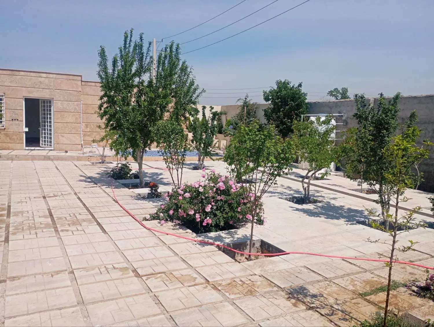 ۳۲۳متر باغچه خوش قواره دوبر ارمبو