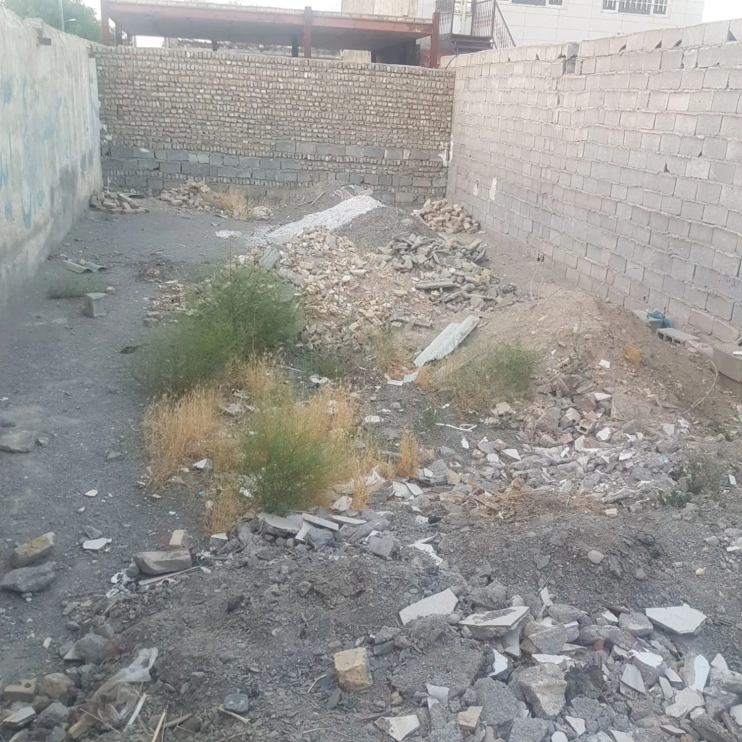 زمین چهار دیواری