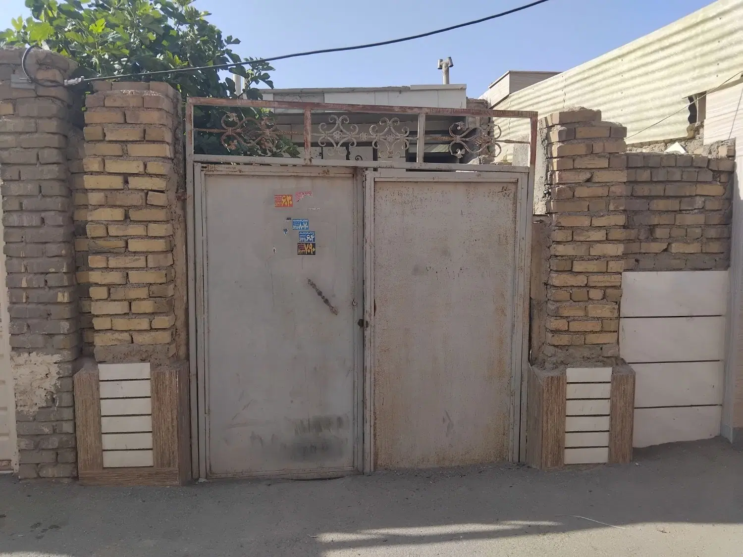 ساختمان نصفه کاره در شهر راه
