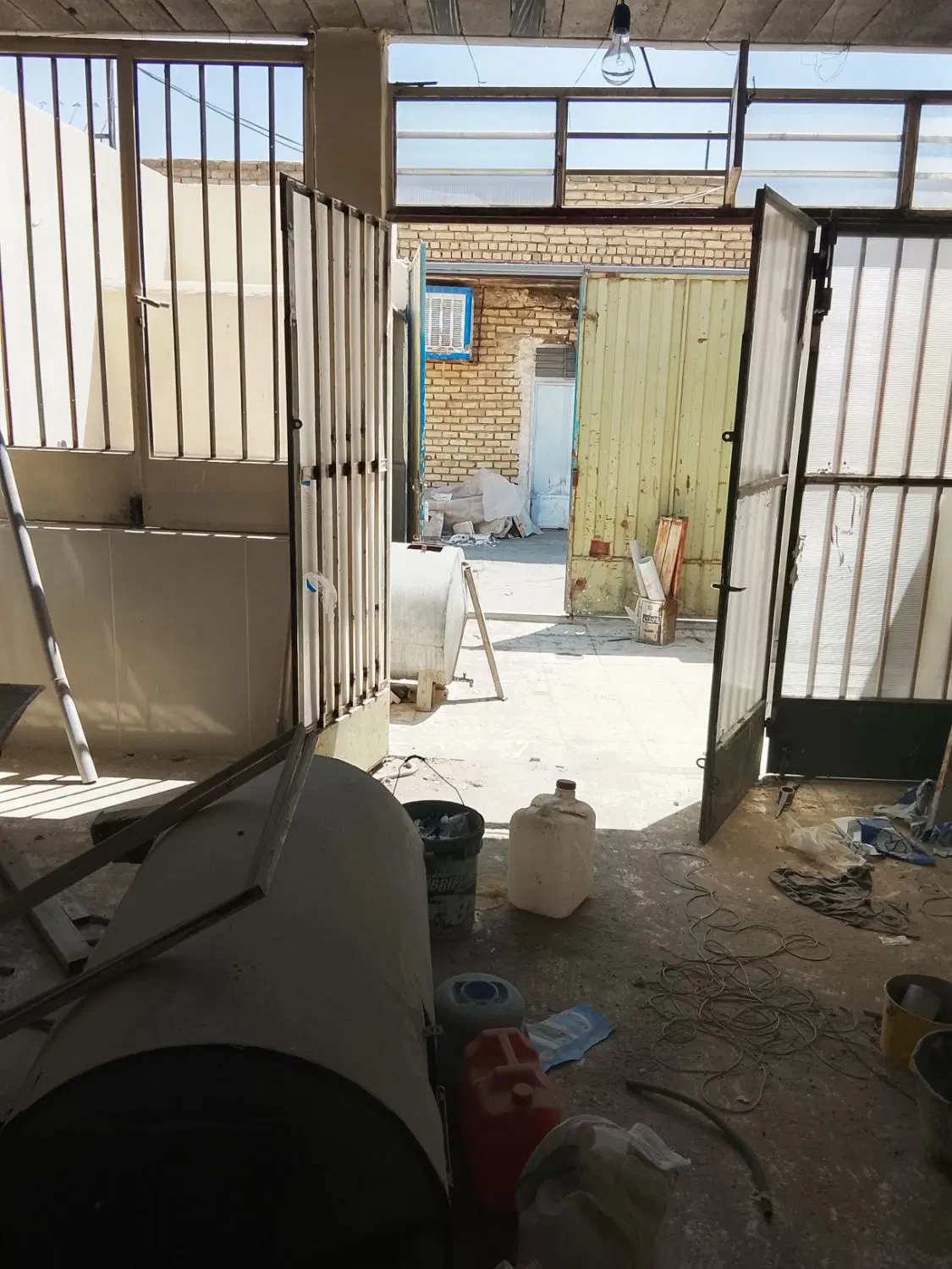 کارگاه 90متری آخر خیابان ازادگان