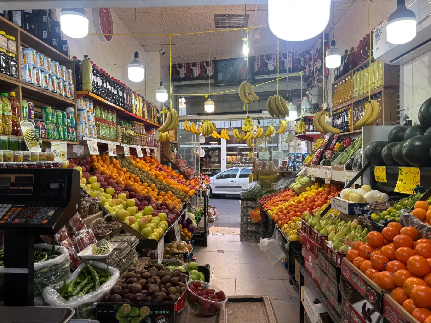قسمتی از مغازه میوه فروشی به سبزی خورد کنی