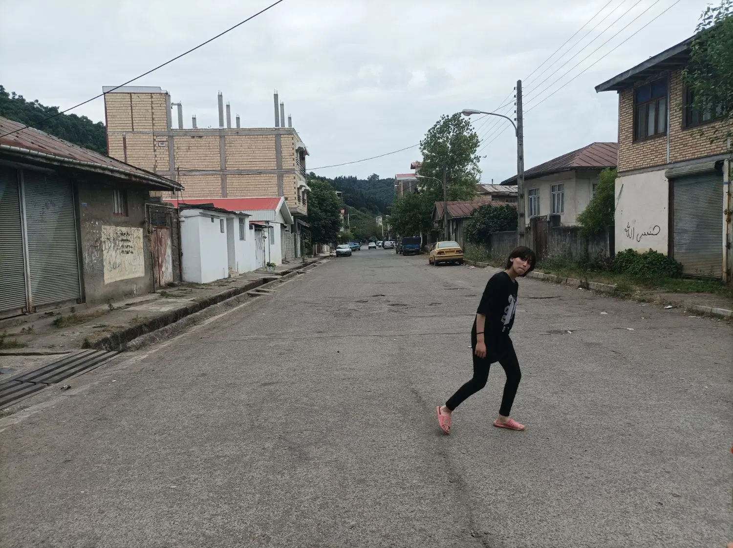 خانه دو طبقه دارای دو دهنه مغازه سند دار