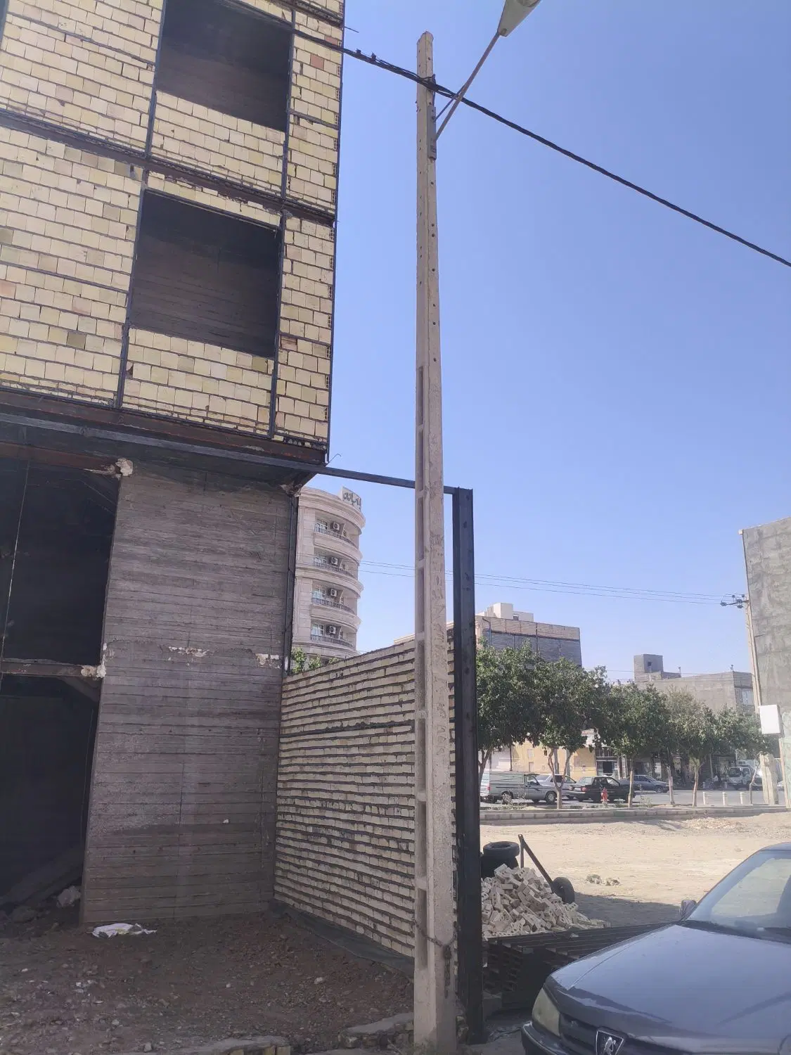 مغازه وسه طبقه آپارتمان به فروش می‌رسد