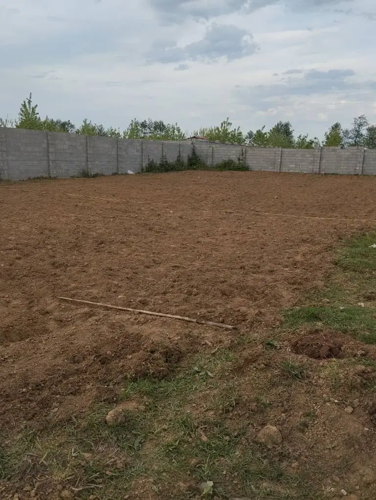 زمین دیوار کشی شده