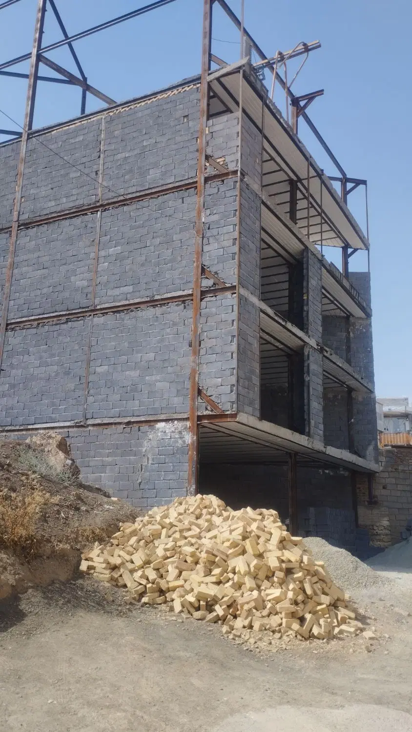 دگران طبقه سوم نیم کاره