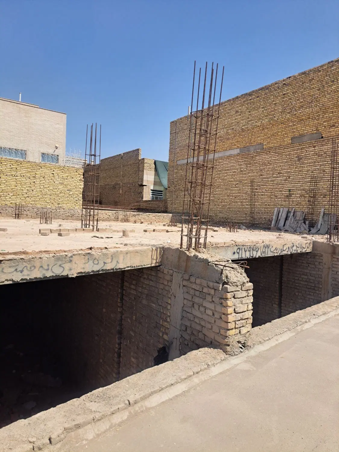 مغازه نیمه سازتجاری بلوارخاتم ۹۰متری