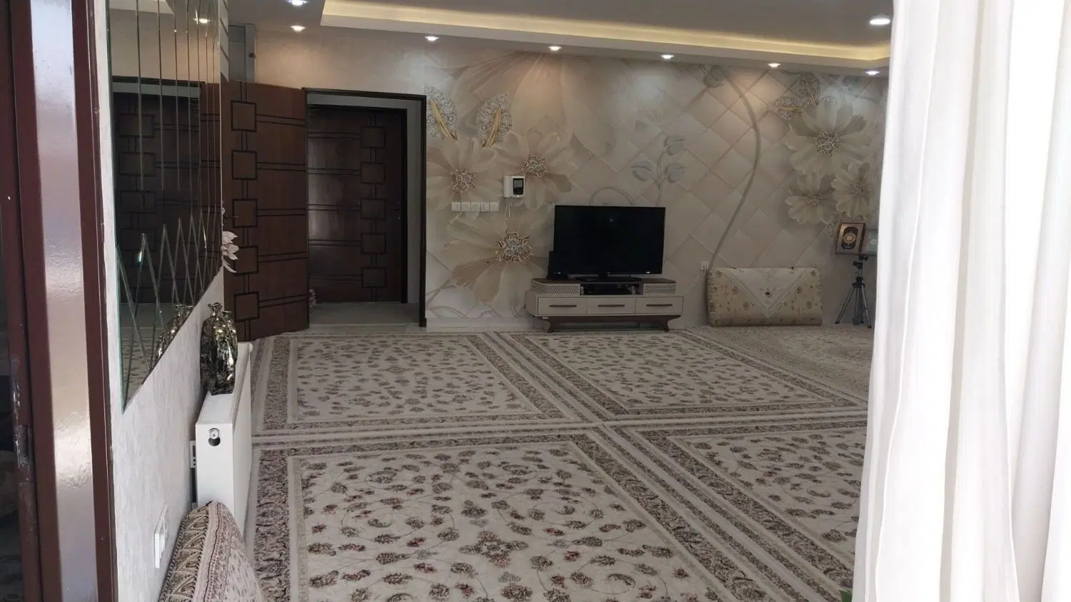 خانه ای زیبا درزیباترین نقطه خیابان اصلی