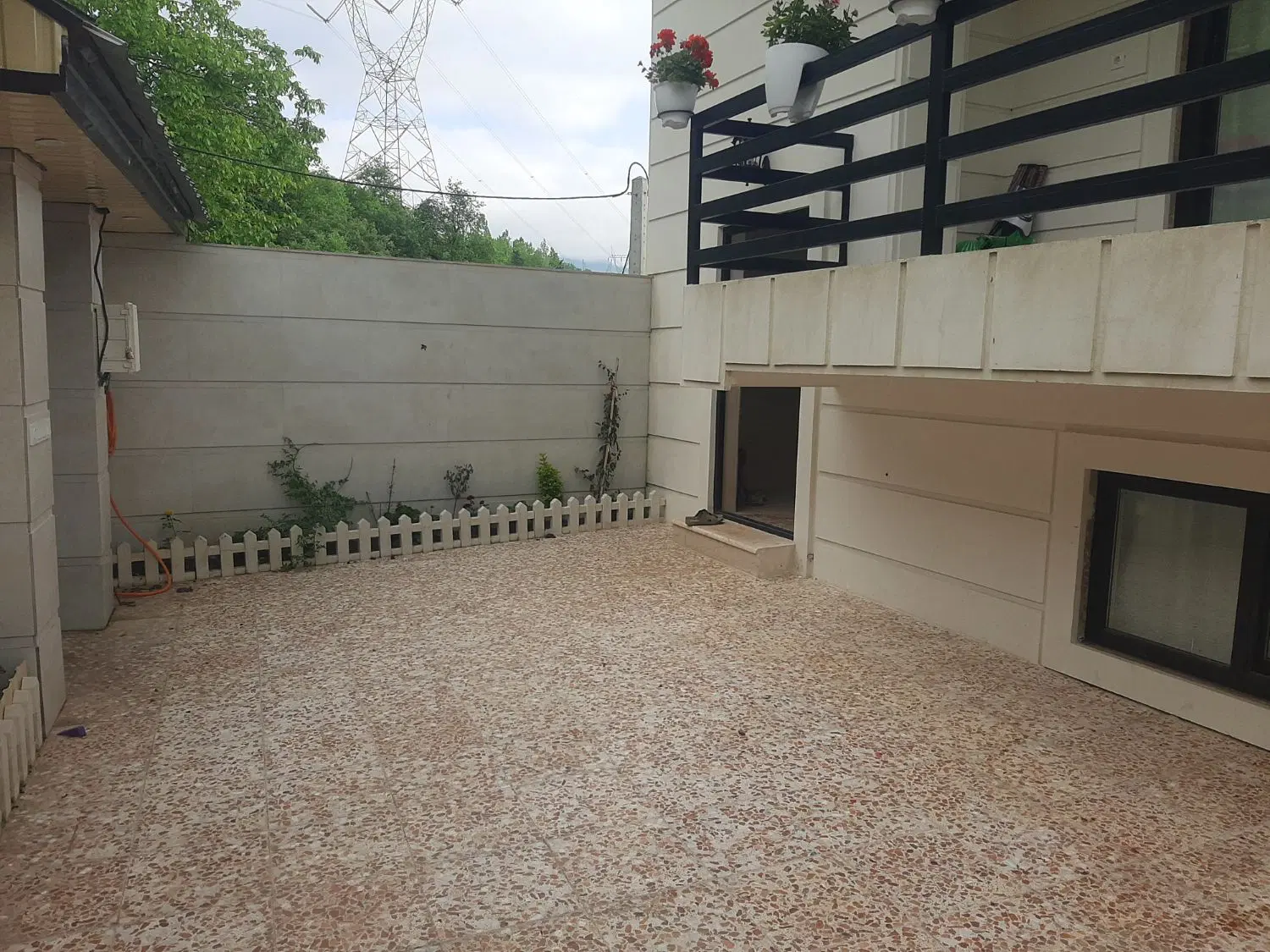 ویلا  در دو دوطبقه راه جدا
