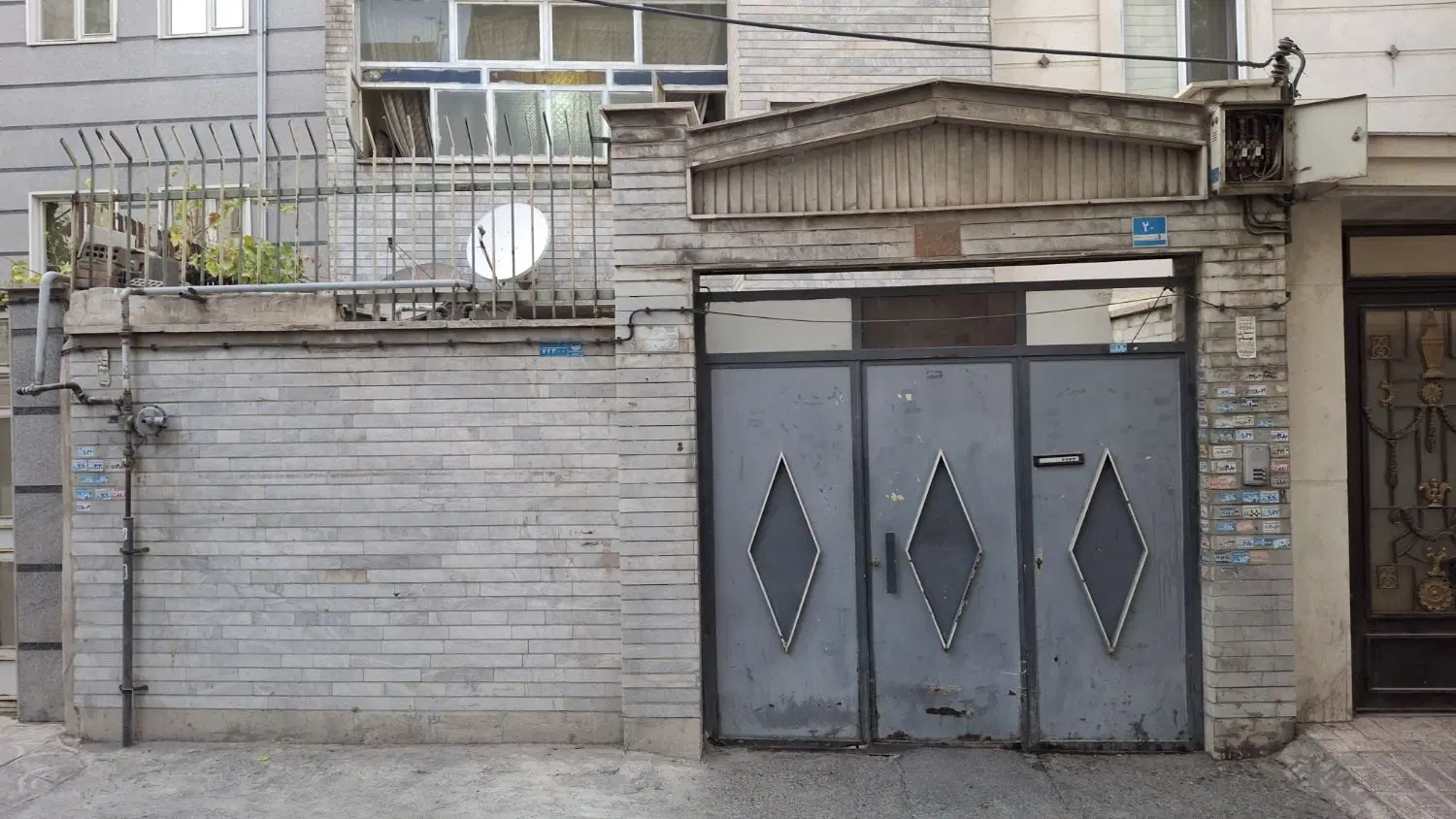 خانه کلنگی ۳ طبقه قابل سکونت با اسکلت قوی