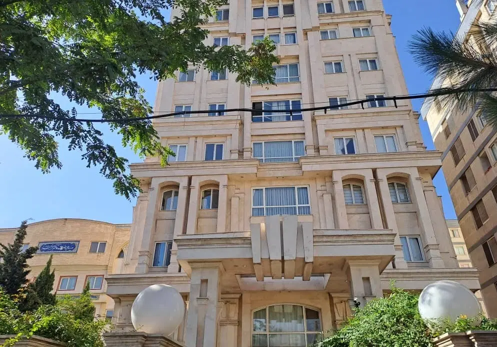 83.5 متری در پونک، برج باغ