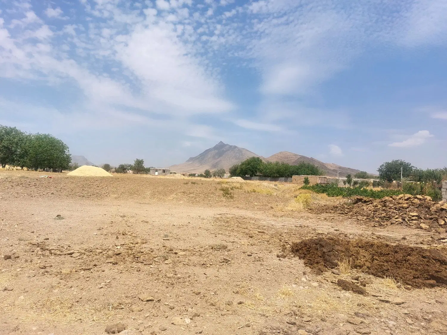 ۱۳۰۰ متر زمین