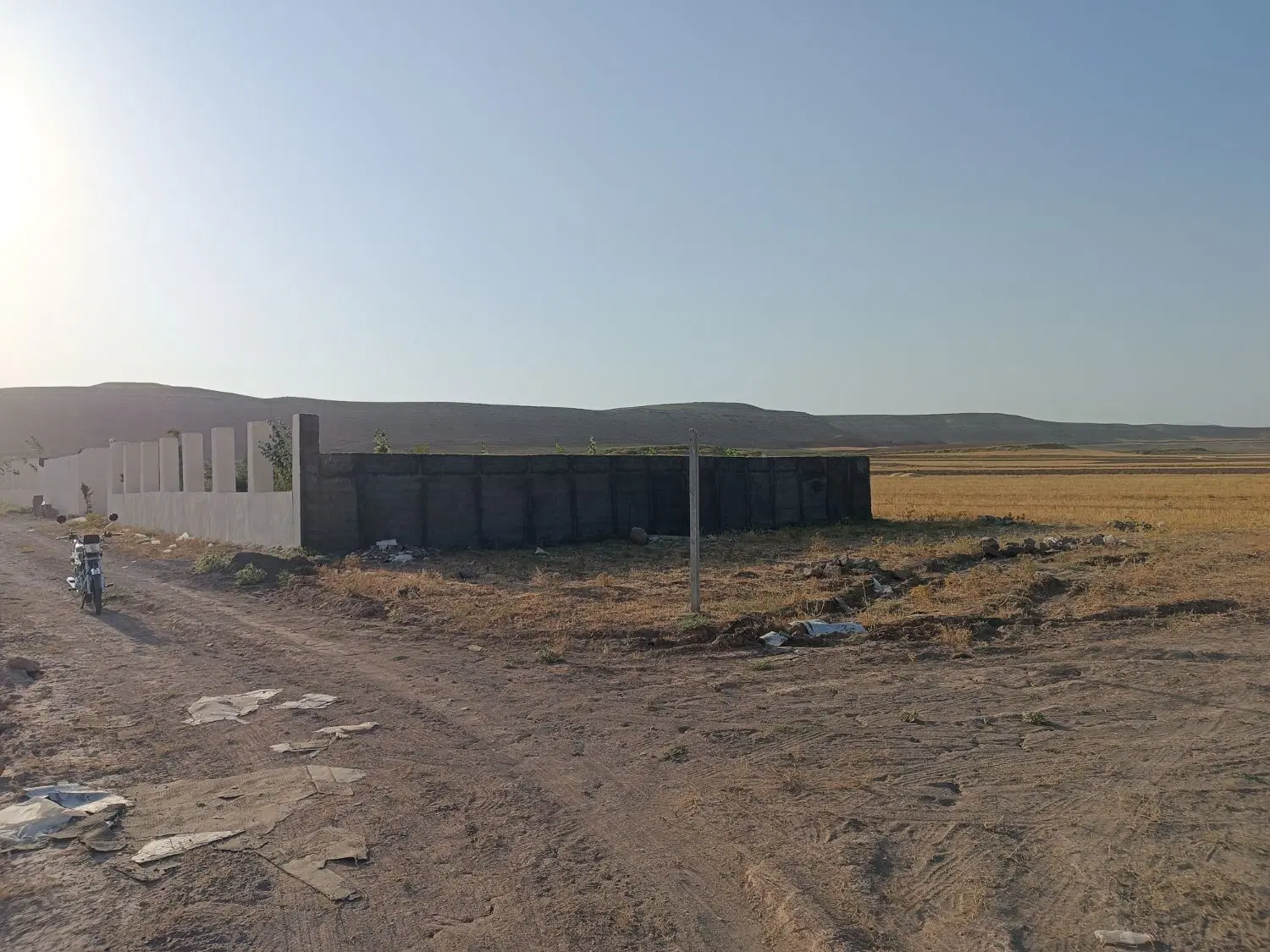 زمین خانه باغ در که