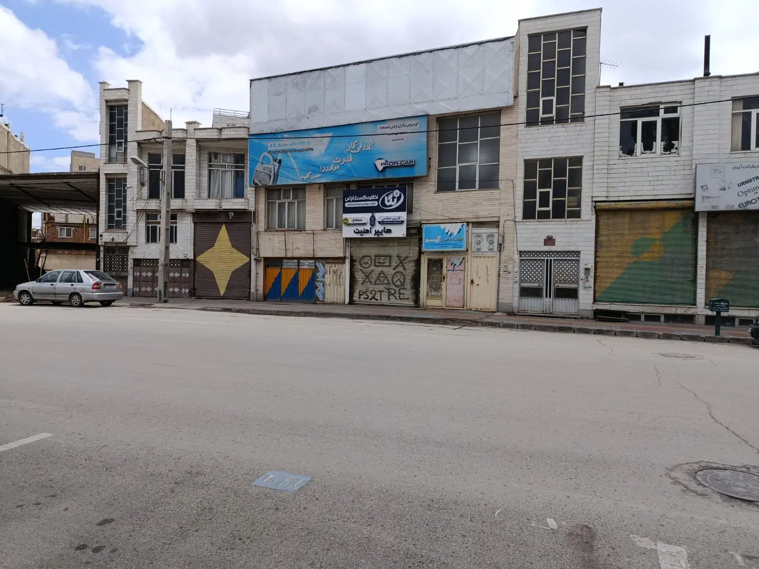 میدان ورزش مناسب ساختمان پزشکان و نمایشگاه خودرو