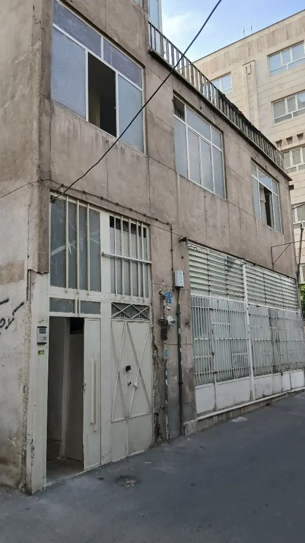کارگاه. یک باب مغازه.یک طبقه مسکونی
